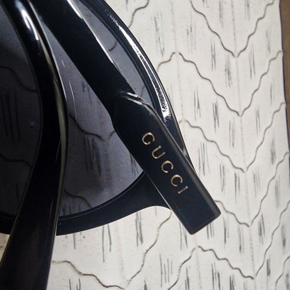 Gucci sunglasses with case, bag, and cleaner - Picture 10 of 10